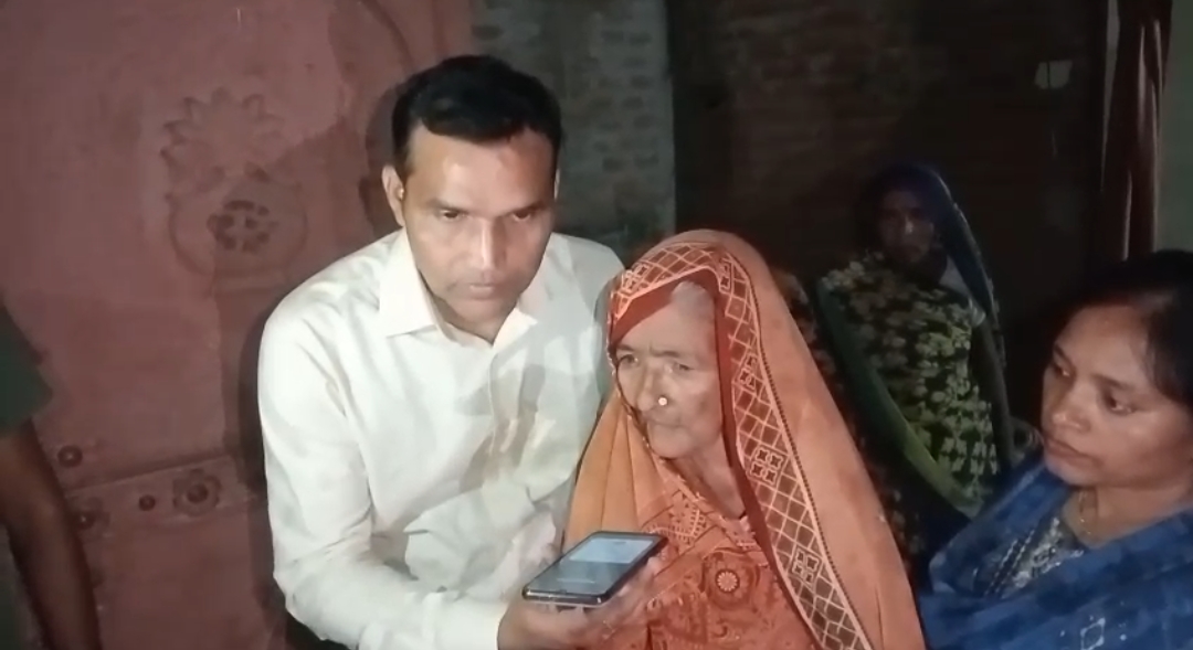 उप मुख्यमंत्री केशव प्रसाद मौर्य ने अमेठी में जलभराव से ढहे कच्चे मकान का लिया संज्ञान