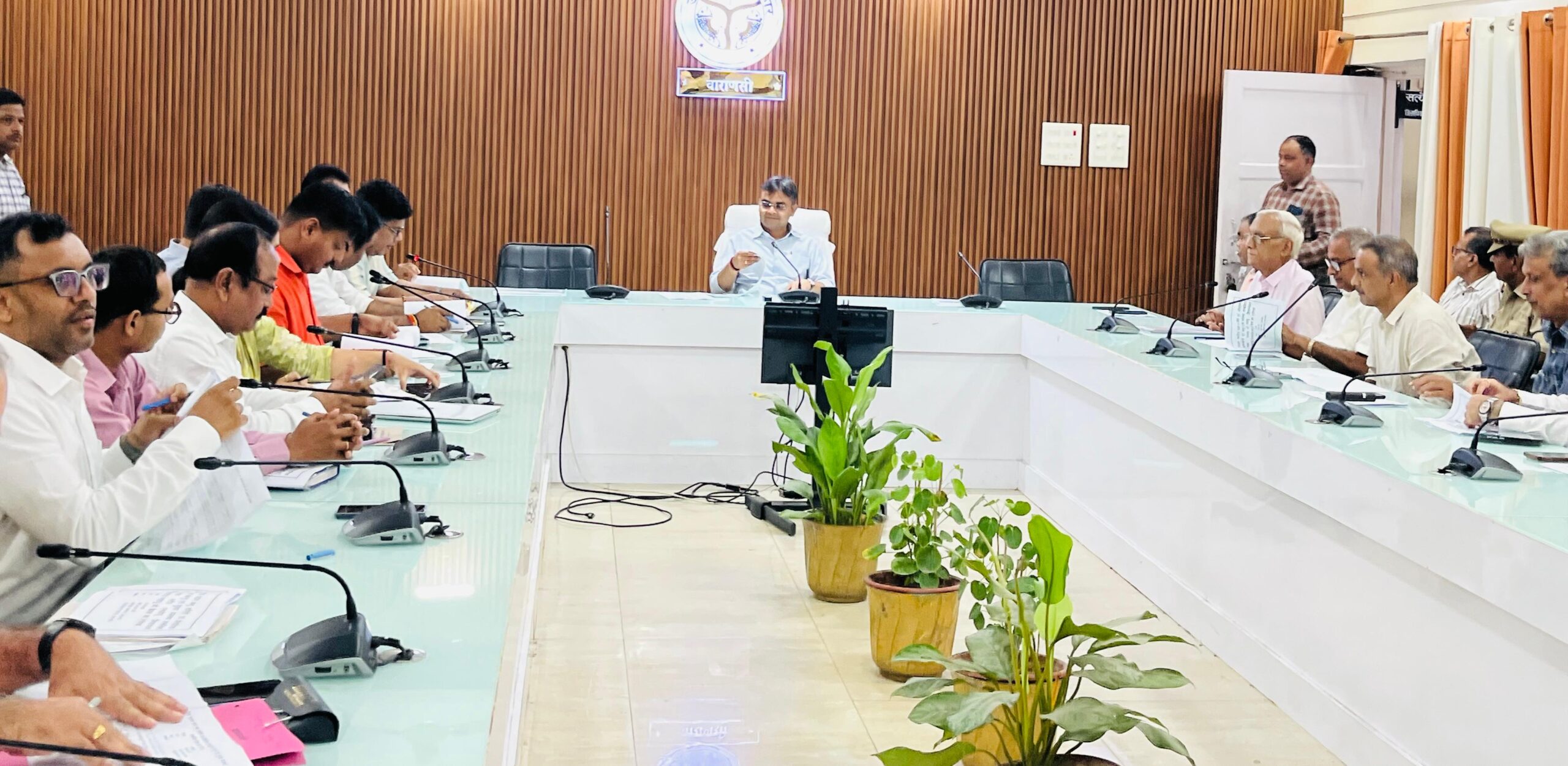 जिलाधिकारी ने एमओयू/निवेशकों की समस्याओं को गंभीरता से सुन त्वरित निस्तारण कराने हेतु संबंधित विभाग के अधिकारियों को निर्देशित किया