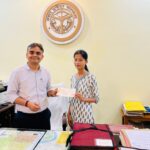 जिलाधिकारी ने पीएम केयर्स फॉर चिल्ड्रेन योजना के तहत लाभार्थी शिवानी को सौंपा 10 लाख रुपये का चेक