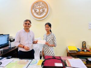 जिलाधिकारी ने पीएम केयर्स फॉर चिल्ड्रेन योजना के तहत लाभार्थी शिवानी को सौंपा 10 लाख रुपये का चेक