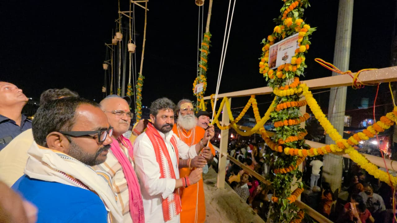दशाश्वमेध घाट पर शरद पूर्णिमा पर आयोजन, पुलिस-पीएसी के 11 बलिदानी जवानों को दी गई श्रद्धांजलि