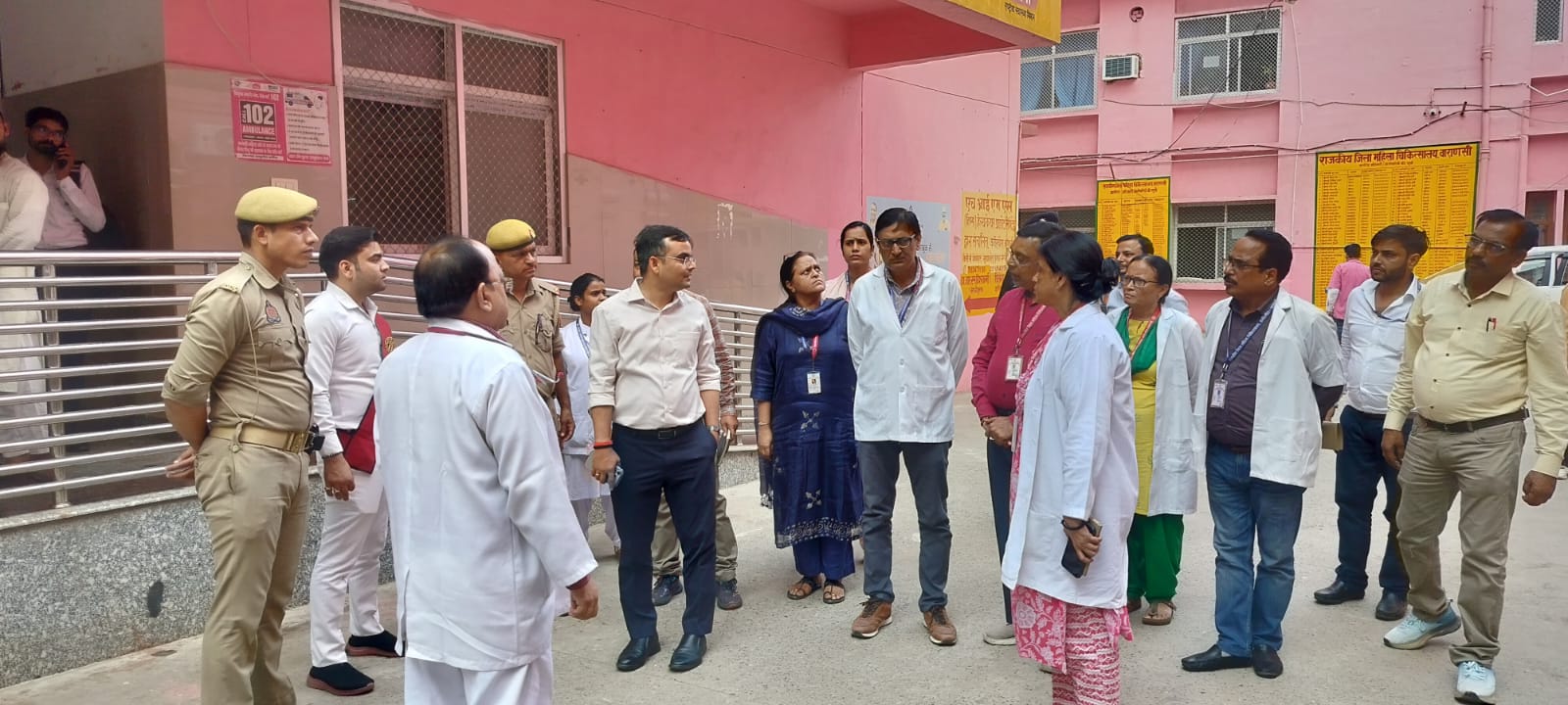 मंडलीय जिला चिकित्सालय के एमसीएच विंग और इमरजेंसी भवन का डीएम ने किया निरीक्षण