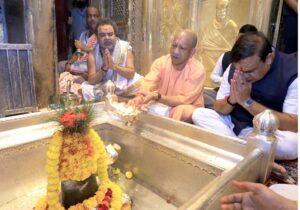 मुख्यमंत्री योगी और असम के मुख्यमंत्री हिमंता ने काशी कोतवाल और बाबा विश्वनाथ का किया दर्शन-पूजन