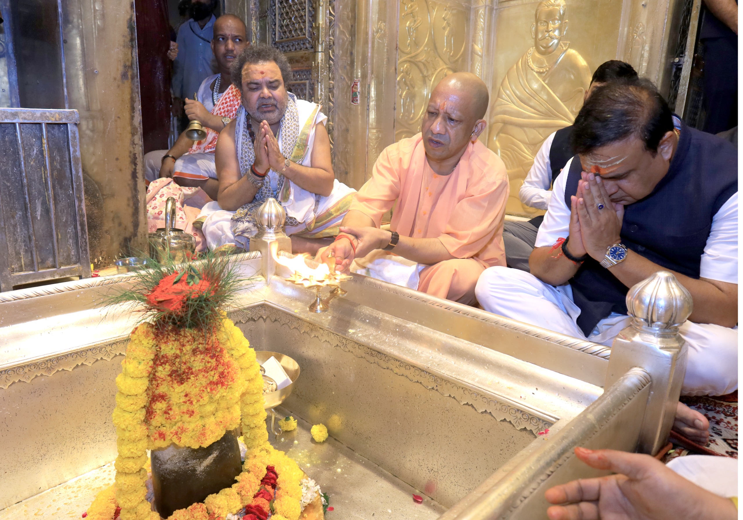 मुख्यमंत्री योगी और असम के मुख्यमंत्री हिमंता ने काशी कोतवाल और बाबा विश्वनाथ का किया दर्शन-पूजन
